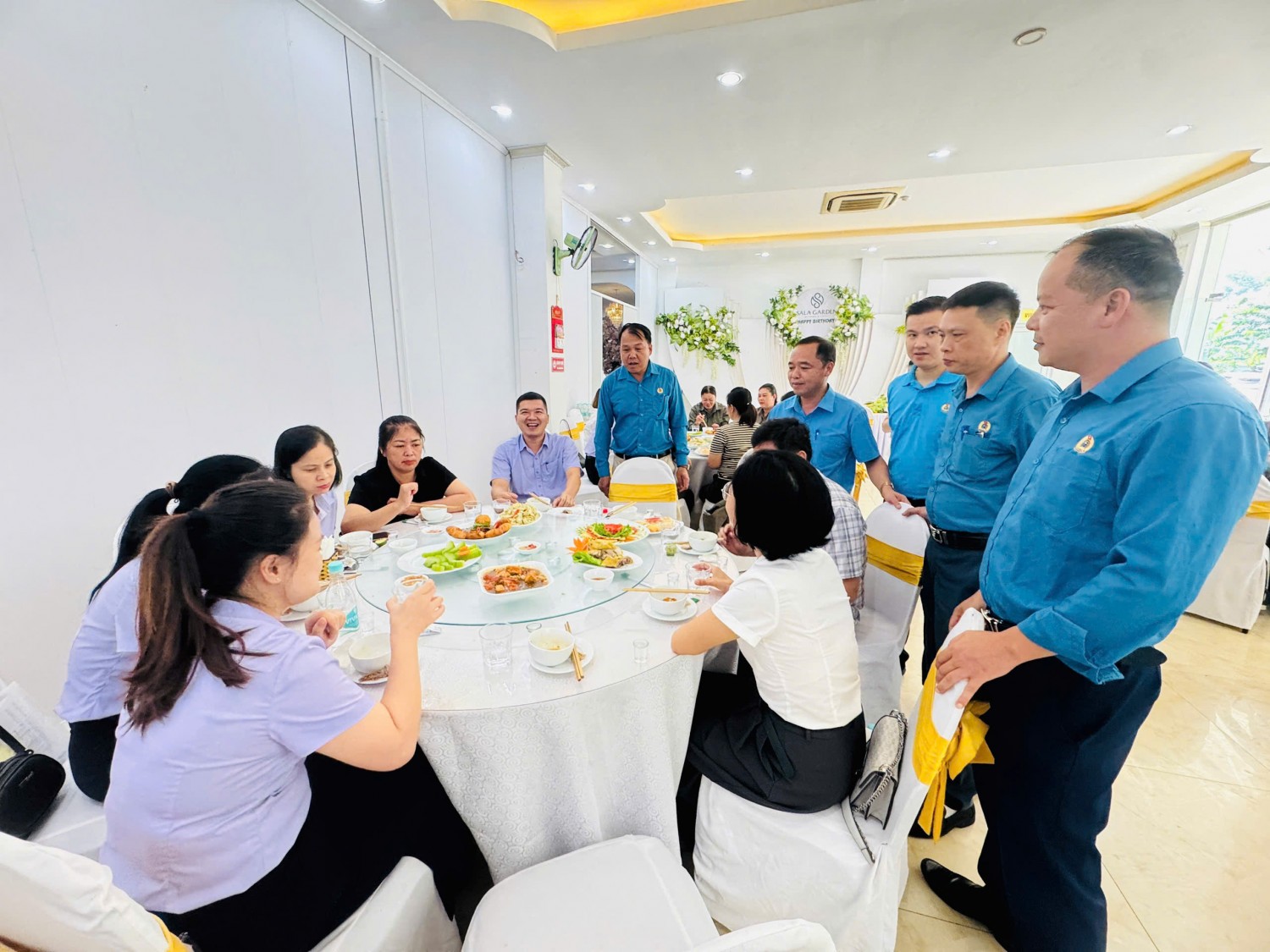 Ban Chấp hành CĐCS động viên, chia sẻ cùng người lao động